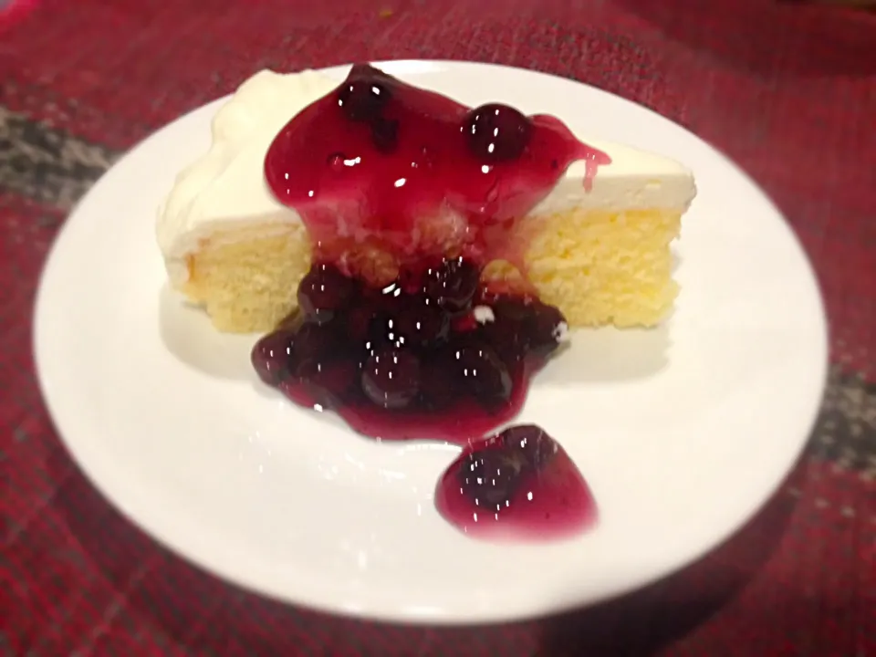 Lemon chiffon & whip cream blueberry sauce|mee aphipongさん