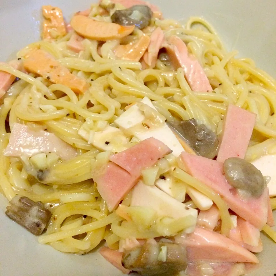 Pasta with ham in white wine and brandy mushroom cream sauce|Lisa Tanさん