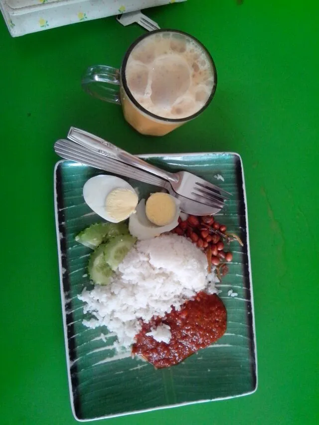 nasi lemak with teh tarik.

malaysia food.

most favourite by malaysian.

 #Malaysian cuisine #Nasi #delicious #favourite|cekadakasさん