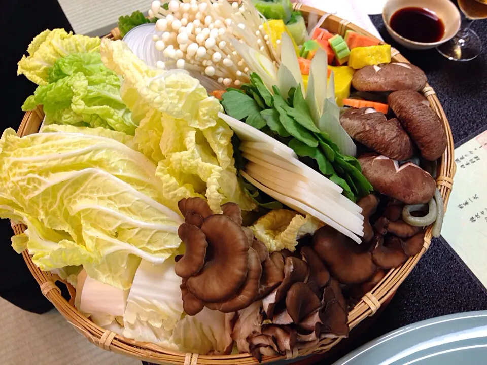 鶏鍋🍲に入る前の〜野菜、椎茸、生麩、マロニーちゃん、いろいろ〜〜😋（笑）|きのすけ〜さん