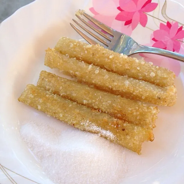 Suman という餅米をココナツミルクを葉っぱで包んで蒸したもの、をさらに油で揚げたもの。|Kenny Hiraiさん