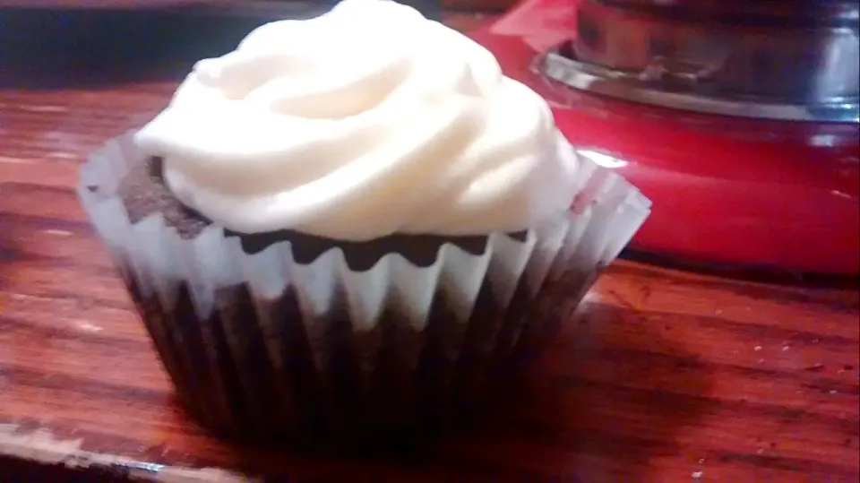 Spicy chocolate cupcake with vanilla frosting 😊|Maggieさん