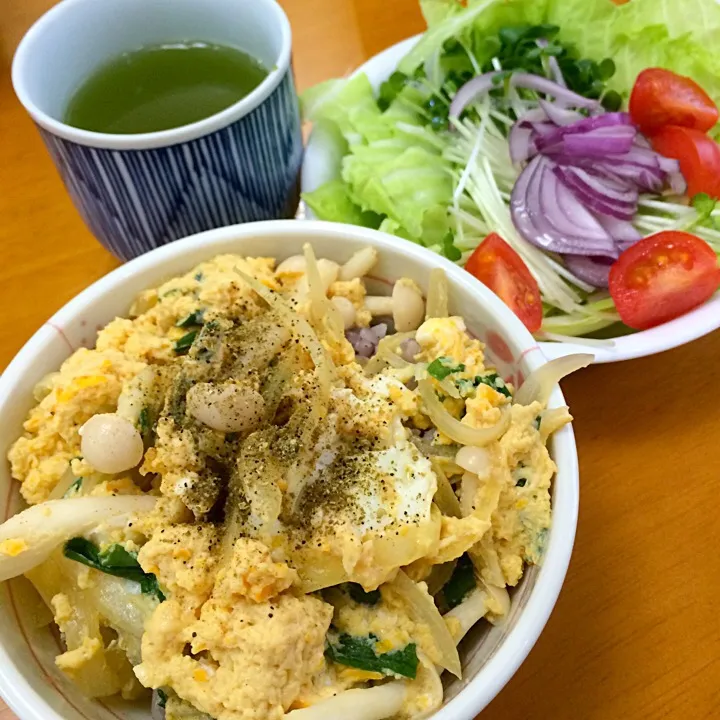 野菜たっぷり卵丼＊サラダ|悠里さん