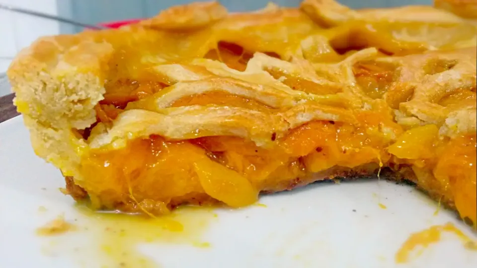 Snapdishの料理写真:Peach and mango pie|Irma Perez de Faupelさん