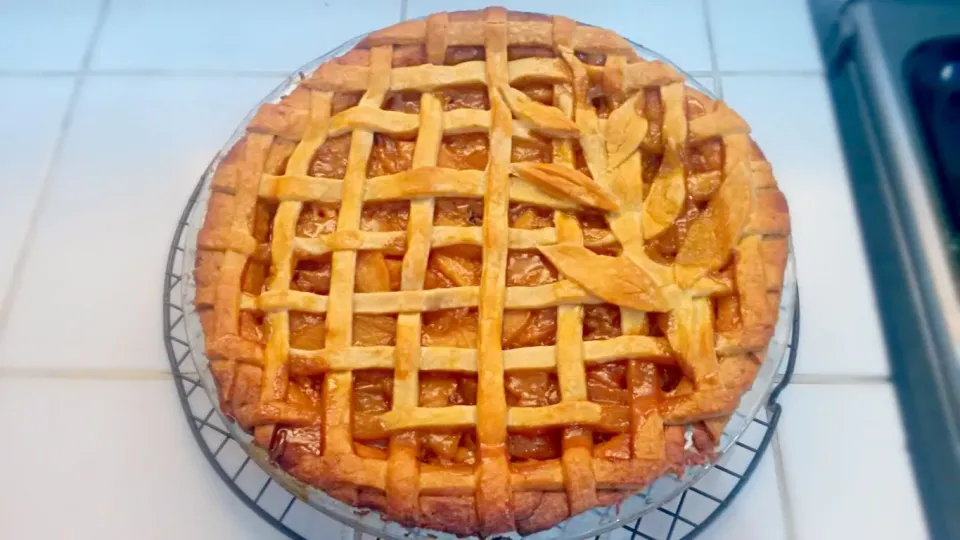 Snapdishの料理写真:Caramel apple pie|Irma Perez de Faupelさん