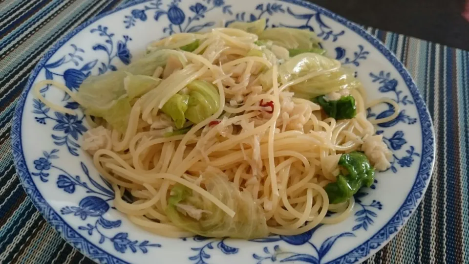 春キャベツではなく、レタスとホタテ缶のアンチョビペースト風味で。
家にあるものだけで簡単に作れて美味しい！|SATOSHI OOCHIさん