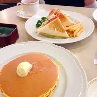 Snapdishの料理写真:パンケーキとクラブハウスサンドウィッチ|Eiriko Sawaiさん