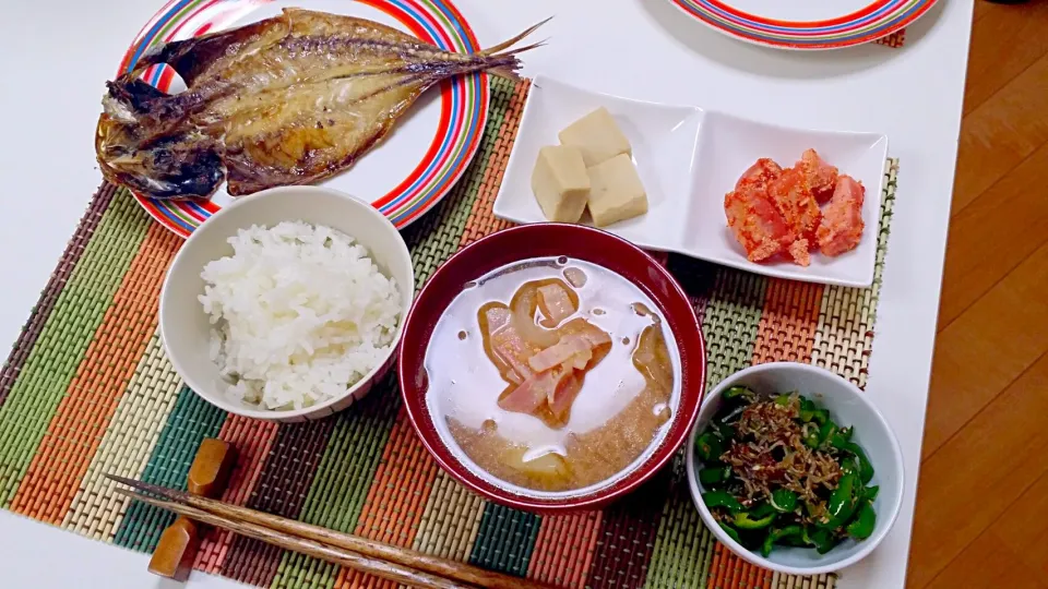 あじの開き、焼き明太子、高野豆腐の煮物、ピーマンとじゃこの炒め物、じゃがいもとベーコンの味噌汁|pinknari🐰🌈さん