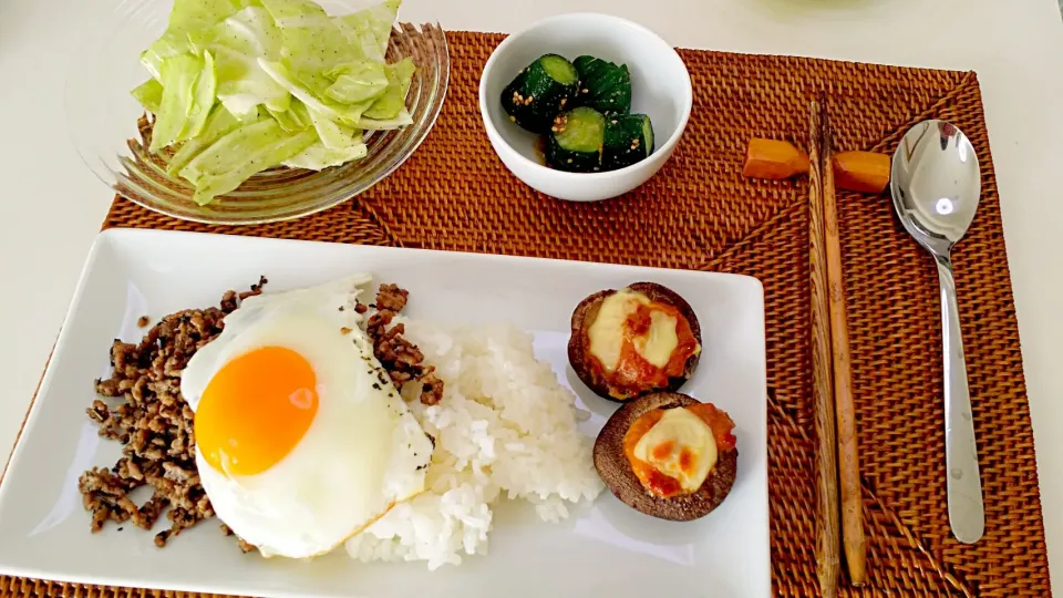 今日の昼食 ガパオライス、椎茸の味噌チーズ焼き、きゃべつのサラダ、きゅうりのゴマ和え|pinknari🐰🌈さん