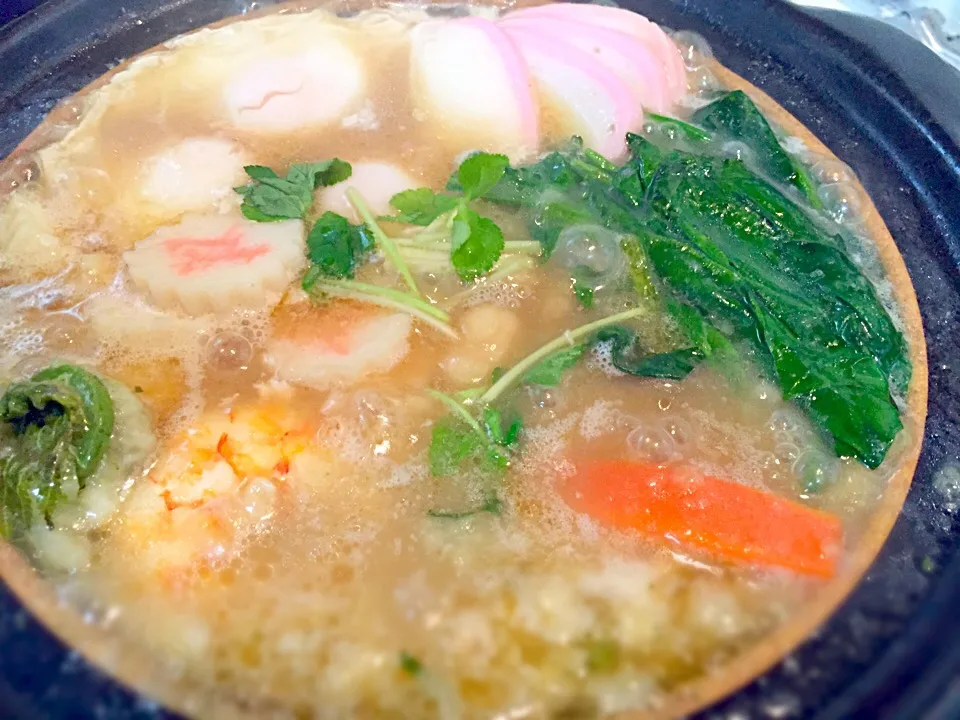 年越し蕎麦の天ぷらとお雑煮の蒲鉾やナルトを入れて鍋焼きうどん。|tesasakiさん