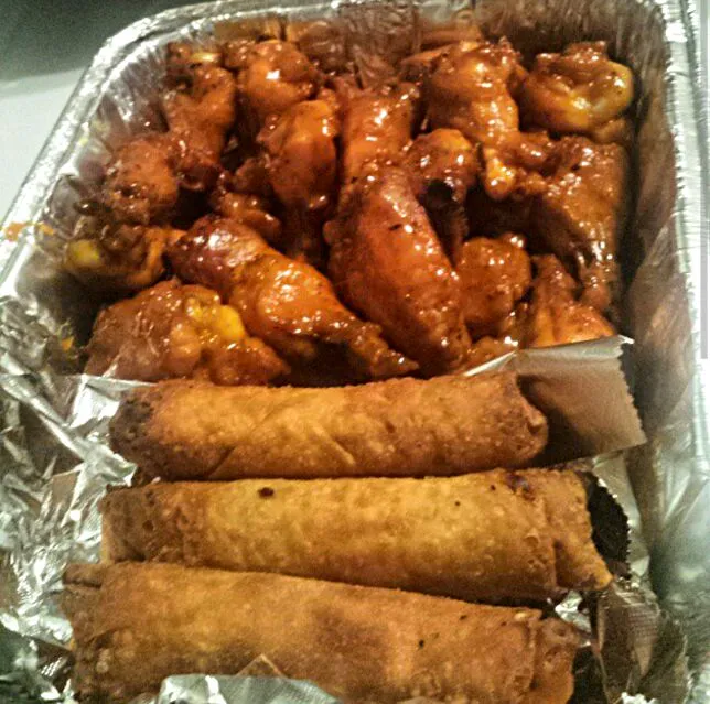 Hot Wings & Egg Rolls at #New Year Party earlier tonight #Chicken #Side dish #Party #Holidays/Celebrations 🎭 🎶 🎭|Alisha GodsglamGirl Matthewsさん