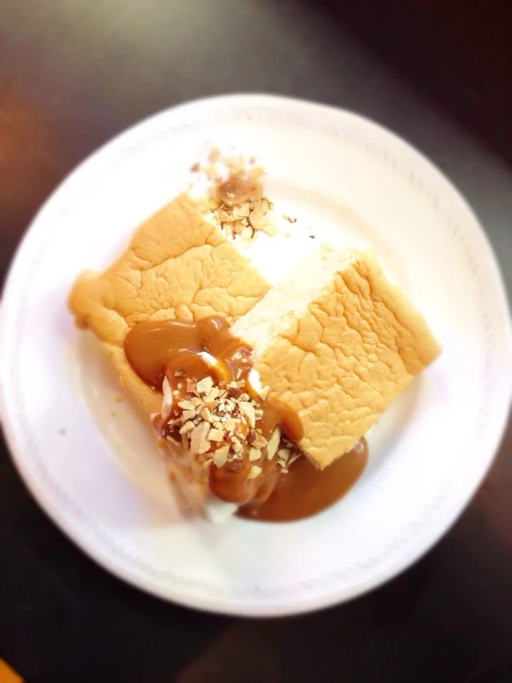 Old Style Cake with Caramel Sauce|Sam: photos by iPhoneさん