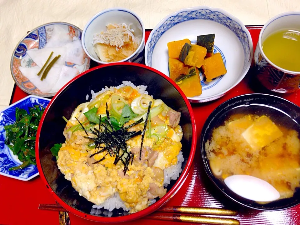 1月4日夕食は親子丼、南瓜の煮物、千枚漬け、シラスおろし、椎茸と豆腐の味噌汁。|Keiko Moritaさん