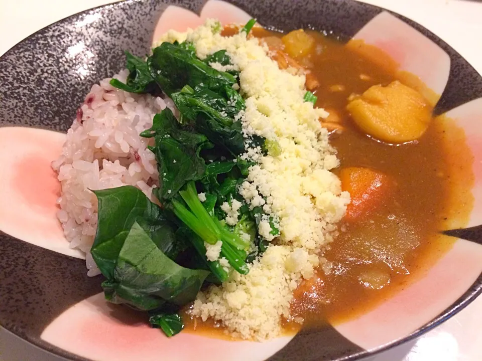 御節もいいけどカレーもね❗️   今日はココイチ風にほうれん草とチーズをトッピングしてみました(*^^*)|gintanさん