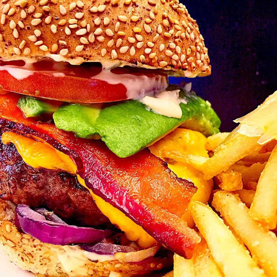 Roti burger with bacon, cheddar cheese, avocado and fried egg, onion, lettuce, tomato side with truffle French fries.|Hiroyuki Miyagiさん