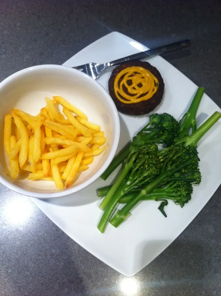 Moroccan veggie burger with mustard, broccoli and fries.|🍓Jolejo🍓さん