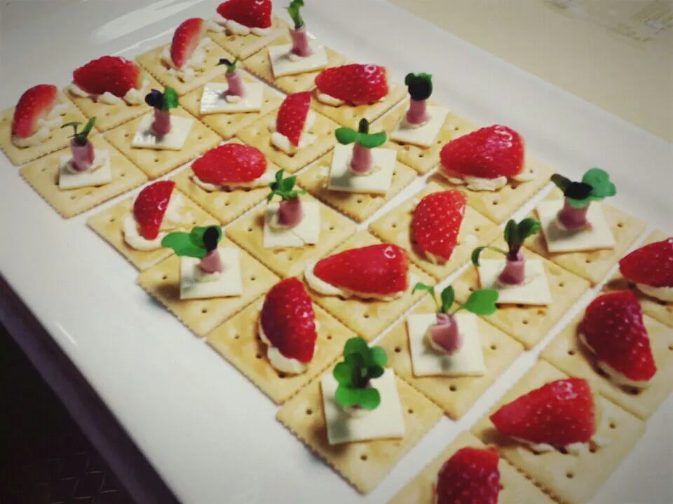 카나페
 #strawberry #canape #fresh #cheese #homemade|Minha Candice Yooさん