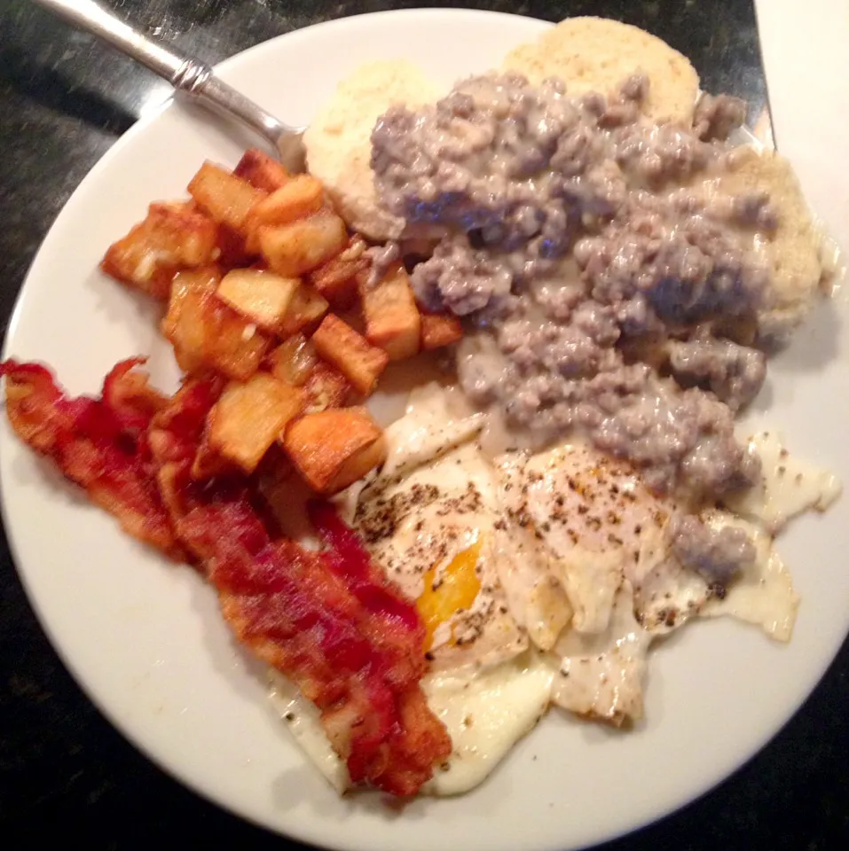 Homemade biscuits and sausage gravy, home fries, bacon, & eggs.|ernest ristiさん