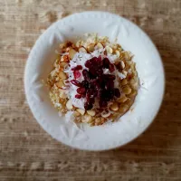 Cinnimon oatmeal with coconut, cranberries, and almonds.|Sophie Carlsonさん