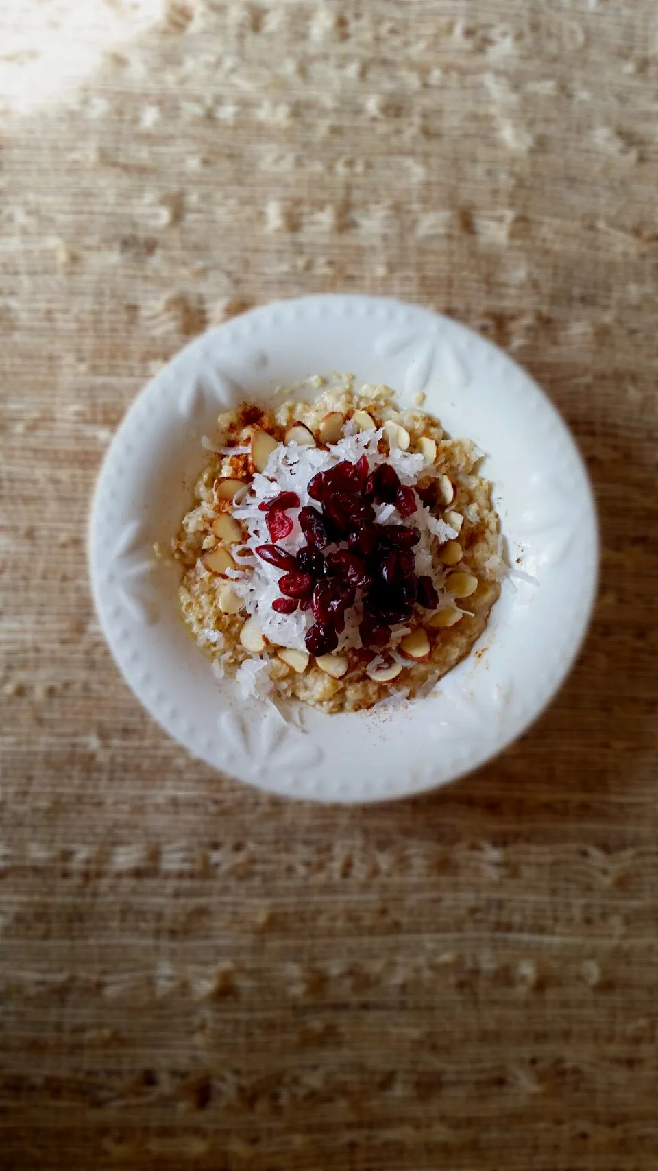 Cinnimon oatmeal with coconut, cranberries, and almonds.|Sophie Carlsonさん