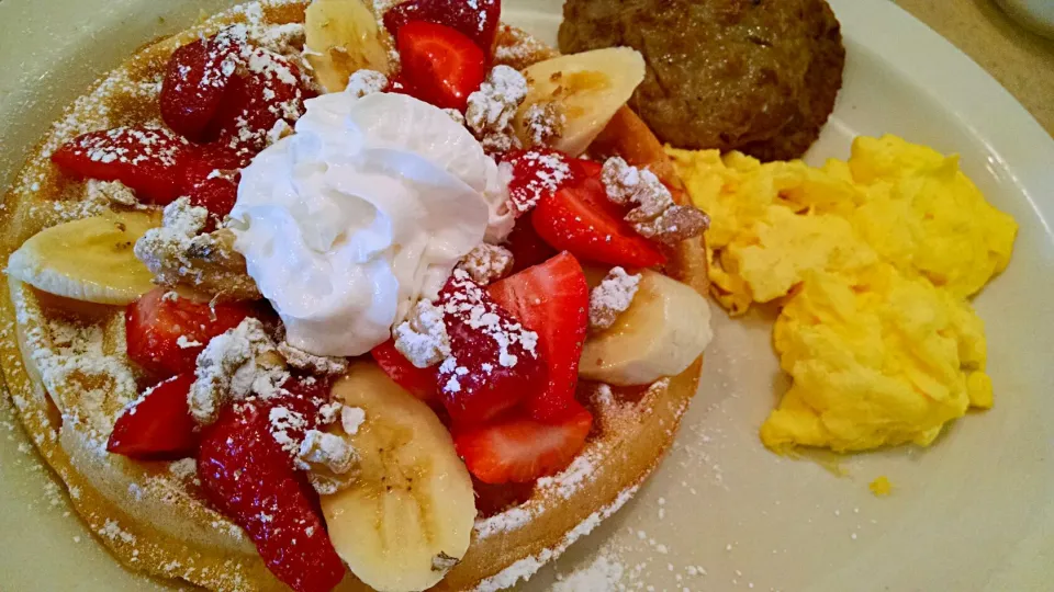 waffles with bananas, strawberries, walnut, powdered sugar and whipped cream. Scrambled eggs with sausage|Jessicaさん