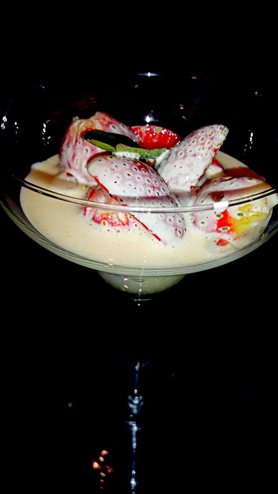 Snapdishの料理写真:strawberries in rosemery zabaglione ...|Matthew NLさん