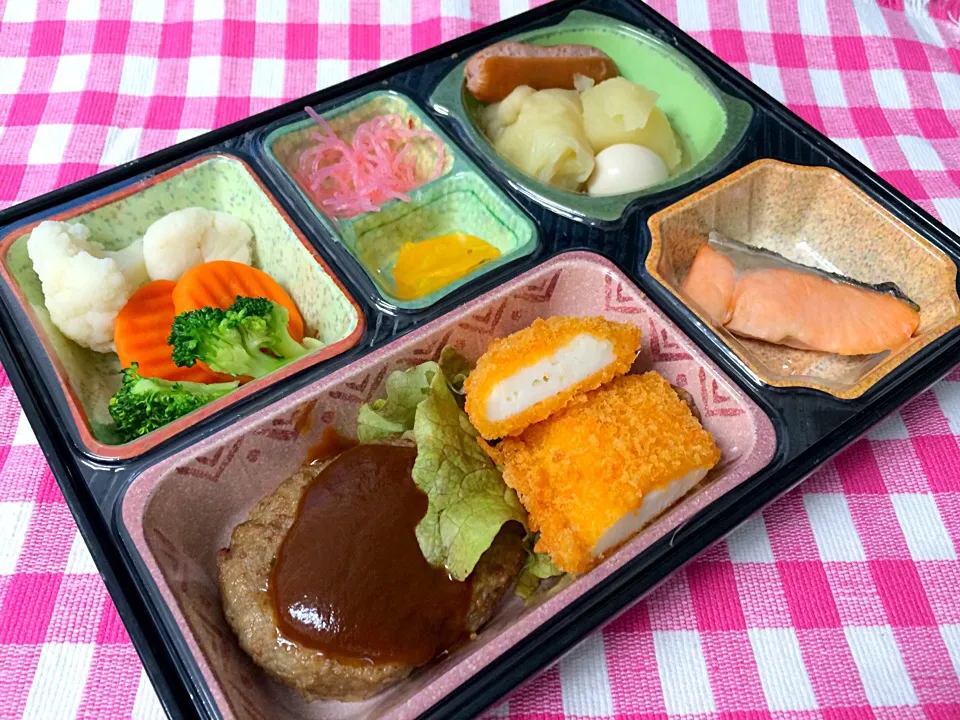 Snapdishの料理写真:ハンバーグデミグラスソース 日替わり弁当 豊川市配達|Naokazu Kuritaさん