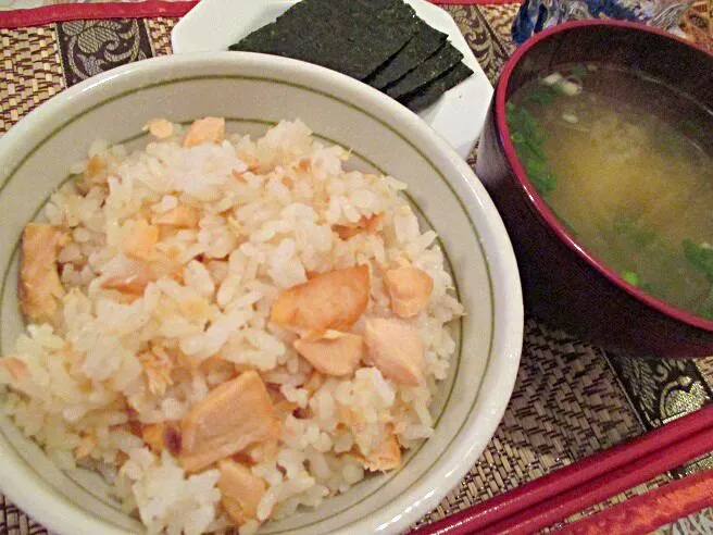 リメイクご飯🍚鮭バター焼きに醤油を振って炊飯器にポイッ!ジュジュジュ～🔥(冷飯=炊きスイッチ)|ふかرさん