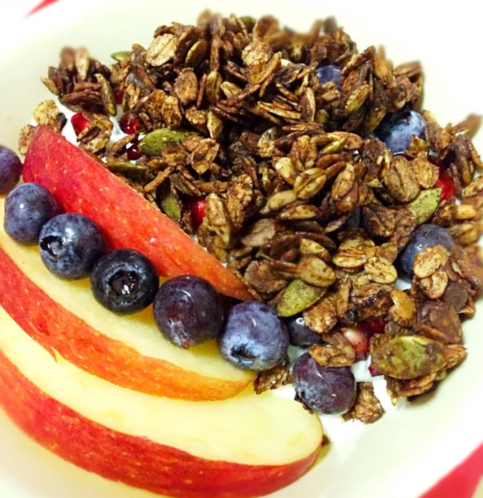 Greek yogurt with chocolate granola and fruits|coxiella24さん