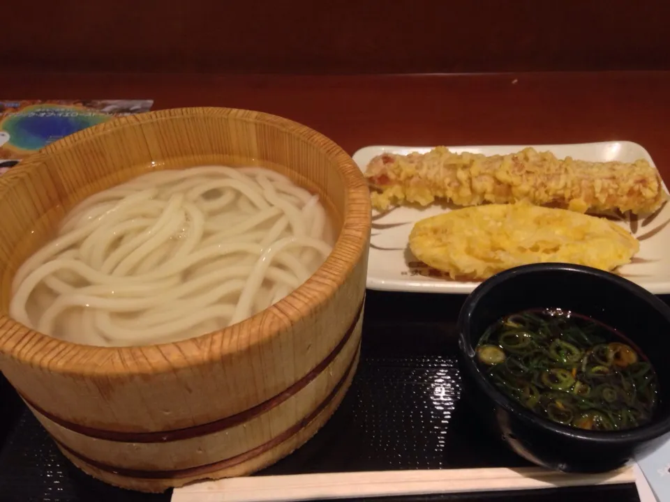 Snapdishの料理写真:釜あげうどんと天ぷら２品で360円|PegaOさん