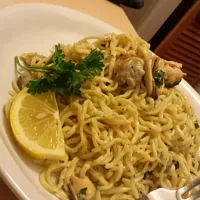 Fresh made pasta with rosemary and jalapeño oil. Mussels, clams, and lobster in a white wine sauce.|Santiago Archuletaさん