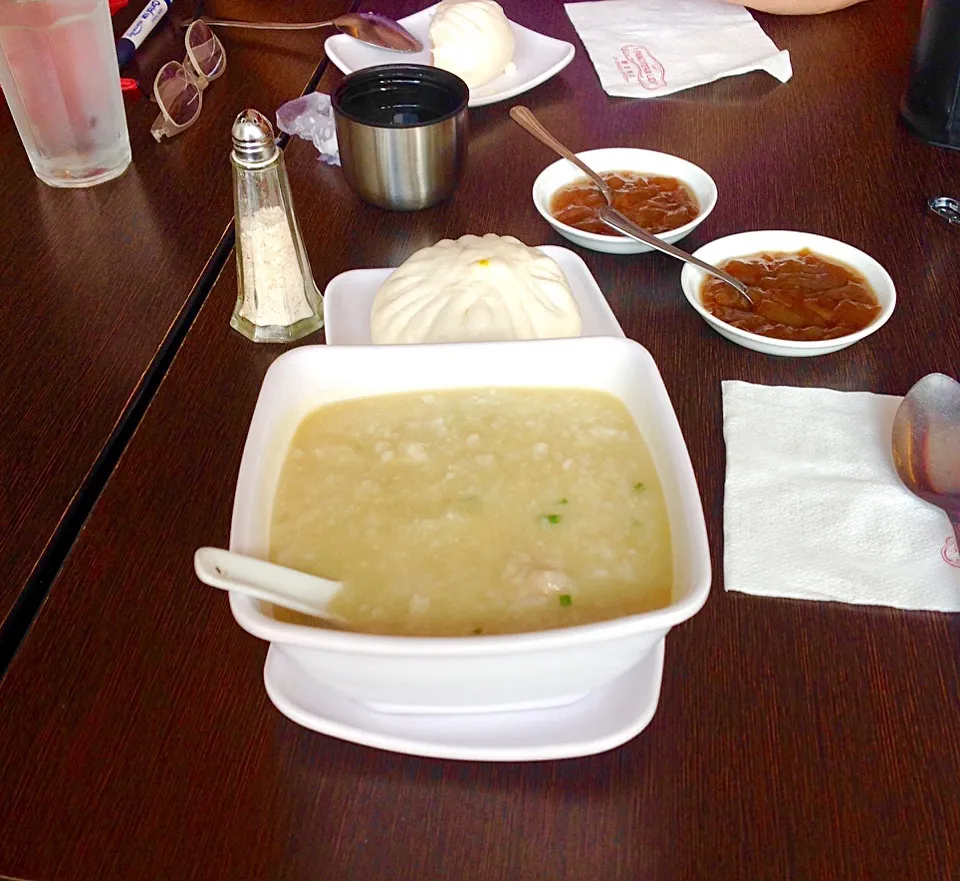 Meatball congee and Siopao|Mariano Ngさん