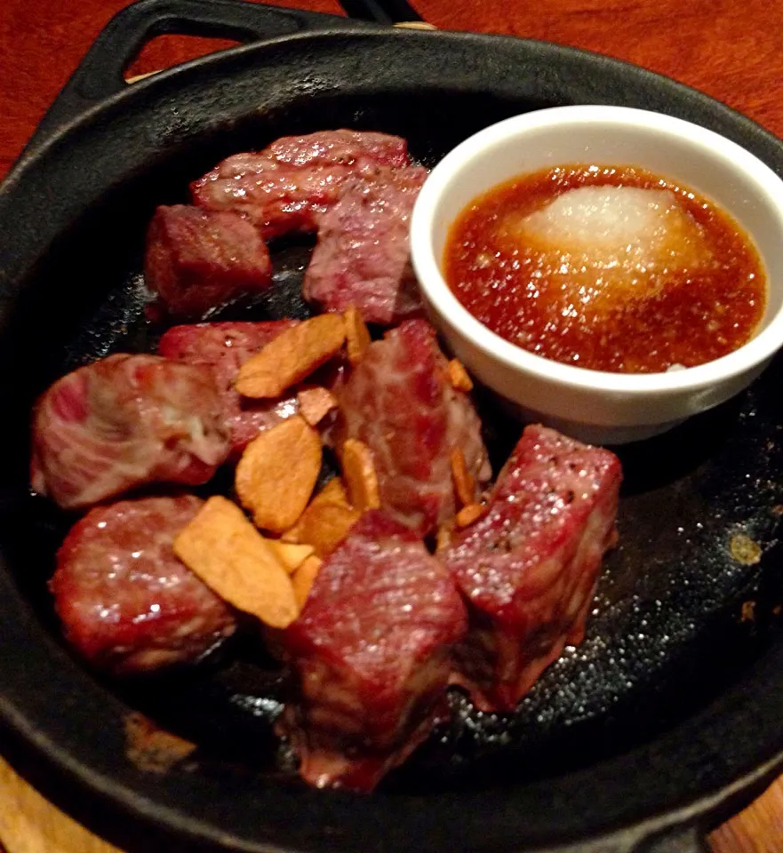 Zissling steak in crispy garlic.|jans floraさん