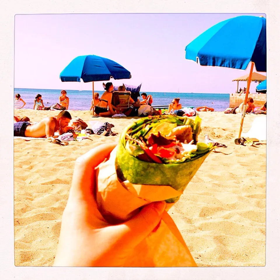 Tuck and Bevvys chicken wrap @ Waikiki beach|あべいずみさん