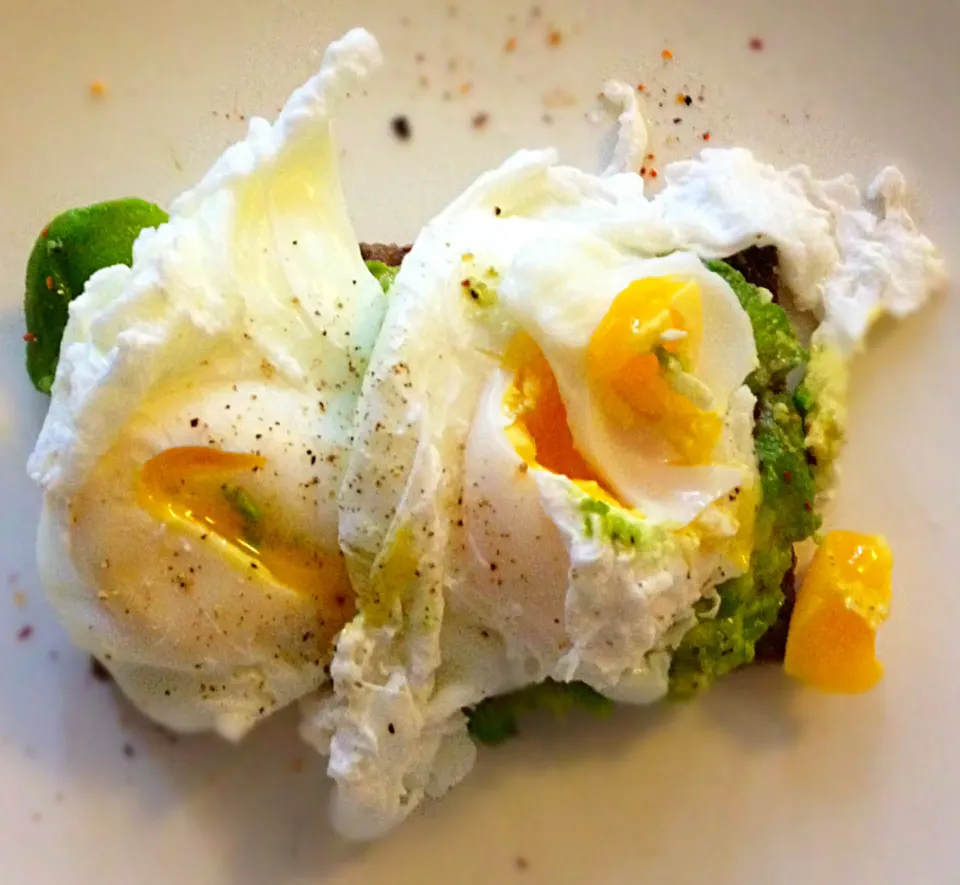 Poached eggs. Mushed avo. Chili flakes. Rye bread.|Safiraさん