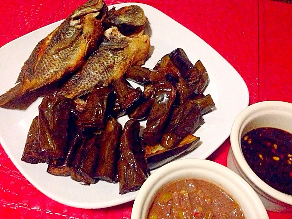 Pritong tilapia + Pritong talong with Spicy Toyomansi at Bagoong Isda na sawsawan = Heaven|iamfem05さん