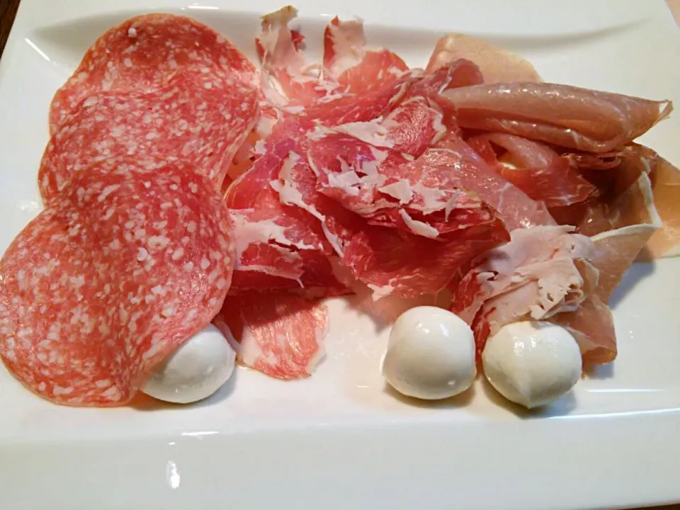 今夜のメインはイタリア肉製品３種盛り、北海道産モッツァレラ擬き添え(^q^)
Prosciutto crudo, Coppa, Salameですわ(^^ゞ|quitaさん