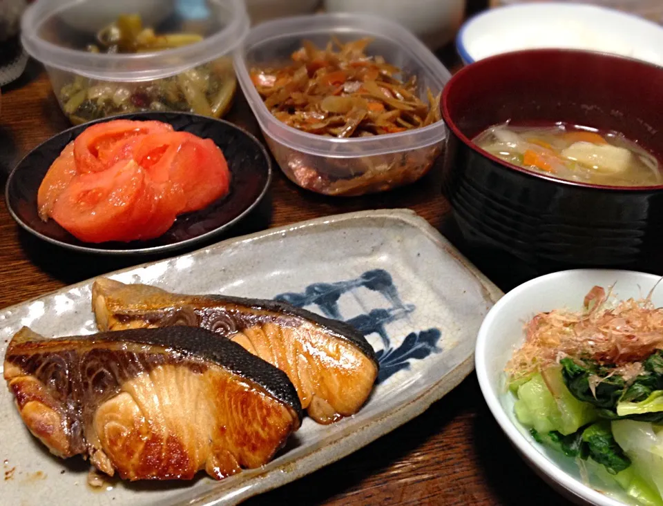 晩ごはん  ぶり幽庵焼き きんぴら牛蒡 青梗菜おひたし トマト 野沢菜油炒め 野菜味噌汁まぐろ出汁|ぽんたさん