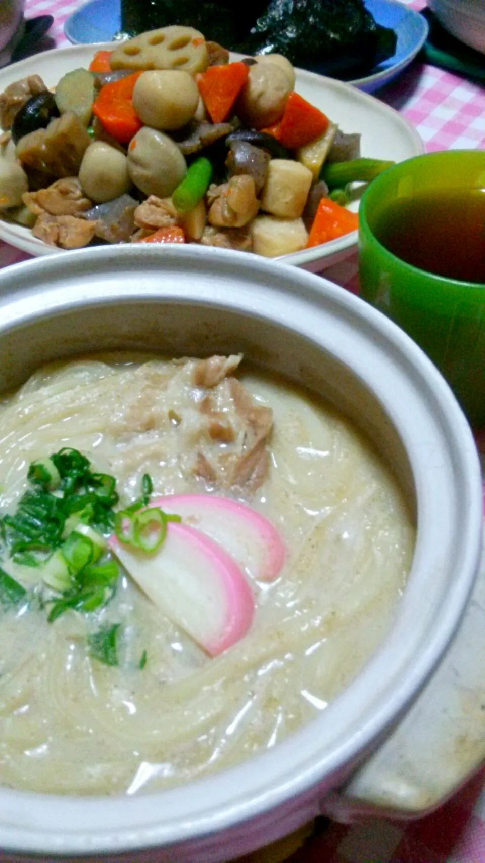 豆乳胡麻うどん(豚ばら薄切り肉･蒲鉾･青ねぎ)、筑前煮(鶏もも肉･里芋･筍･蓮根･蒟蒻･椎茸･人参･いんげん･こぼう)、おにぎり(乾燥めかぶ･海苔)|まあるさん