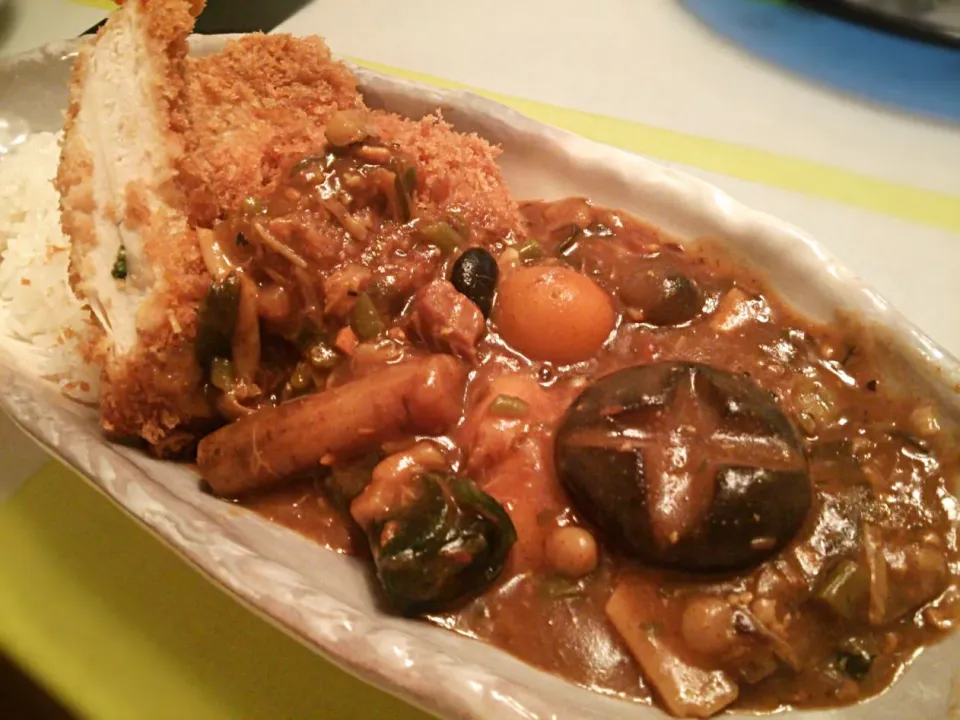 闇御節カレー🍛で御座いますわ。
仕事終わるの遅くて、ご飯炊く時間が無かったので帰り道にとんかつ屋さんで買ったヒレカツ弁当を買ってカツ闇カレーにしてみました。
どこまで手を抜くねん✊ってツッコミだけは無視します✋
今日の闇カレーの地雷は…梅の甘露煮の種で御座いました。勢い良く噛んだら歯が欠けそうでしたわ💦|にゃあ（芸名）さん