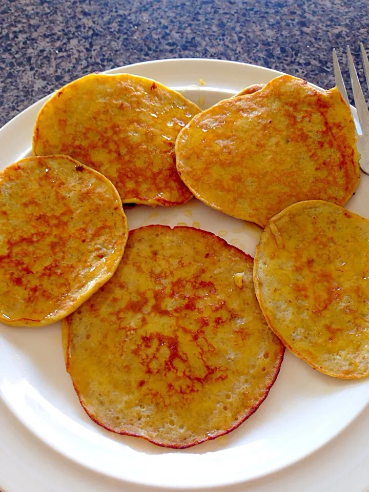 Flourless pancakes with honey for breakfast!|nadia issaさん