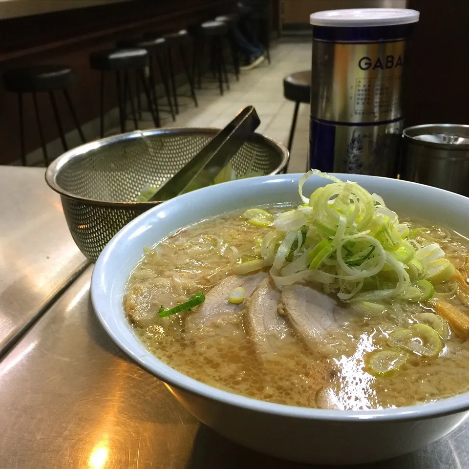 Snapdishの料理写真:ホープ軒 チャーシュー麺
深夜は空いててよい
麺少なめ|Yogiさん