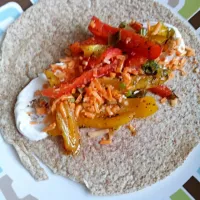 Fajitas with red and yellow peppers, low-fat shredded cheese, and low-fat sour cream #cleaneating #Vegetable #Vegetarian #peppers #dinner #cheese #wholewheat #f|CleanEatsさん