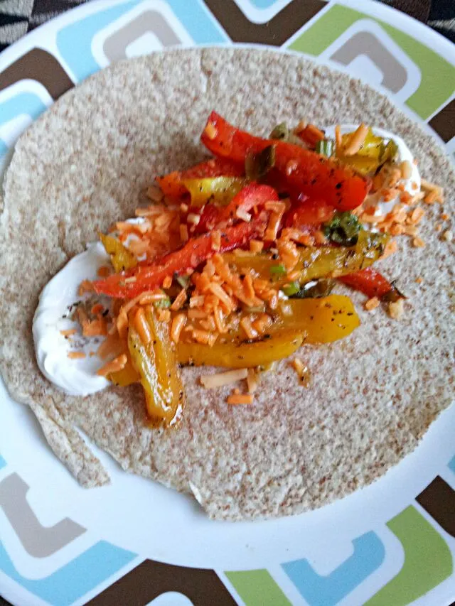 Fajitas with red and yellow peppers, low-fat shredded cheese, and low-fat sour cream #cleaneating #Vegetable #Vegetarian #peppers #dinner #cheese #wholewheat #f|CleanEatsさん