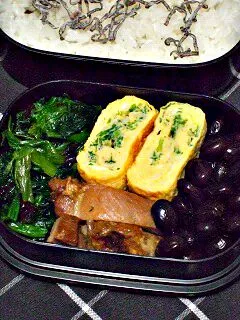 お弁当（塩昆布のせご飯、ほうれん草のナムル、ねぎ入り卵焼き、黒豆、鶏もも肉の照り煮）|すーさん