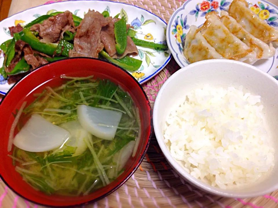 水菜とかぶの味噌汁、ピーマンと牛肉の炒め物、冷凍ギョウザw|pokonyanさん