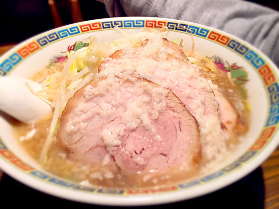 特偽郎ラーメン 麺半分、野菜少なめ、脂マシ@あなや(初台)|かっちっさん