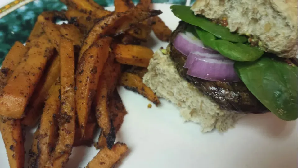 Grilled mushroom sliders with sweet potato fries #mushrooms #sliders #sandwich #fries #sweetpotatoes  #vegan #vegetarian #foodpic #foodie #foodporn #foodgasm|Culinary Kissesさん