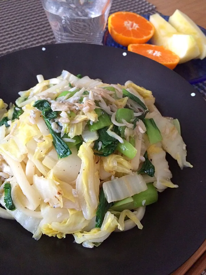 チンゲン菜白菜しらすの焼きうどん320kcal(´,,•ω•,,)♡|airi-nさん