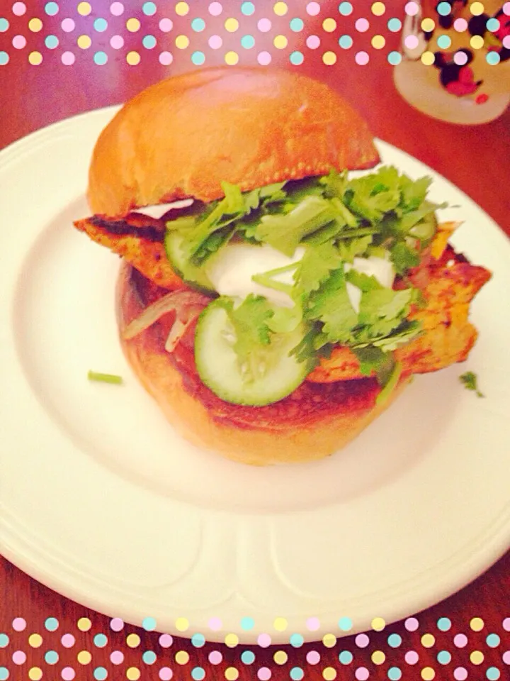 Tandoori chicken burger with raita|kazuko Tsujiさん